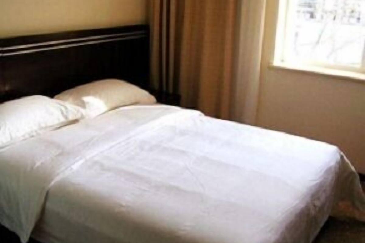 Habitación estándar, 1 cama de matrimonio grande | Escritorio, cunas (de pago), wifi gratis