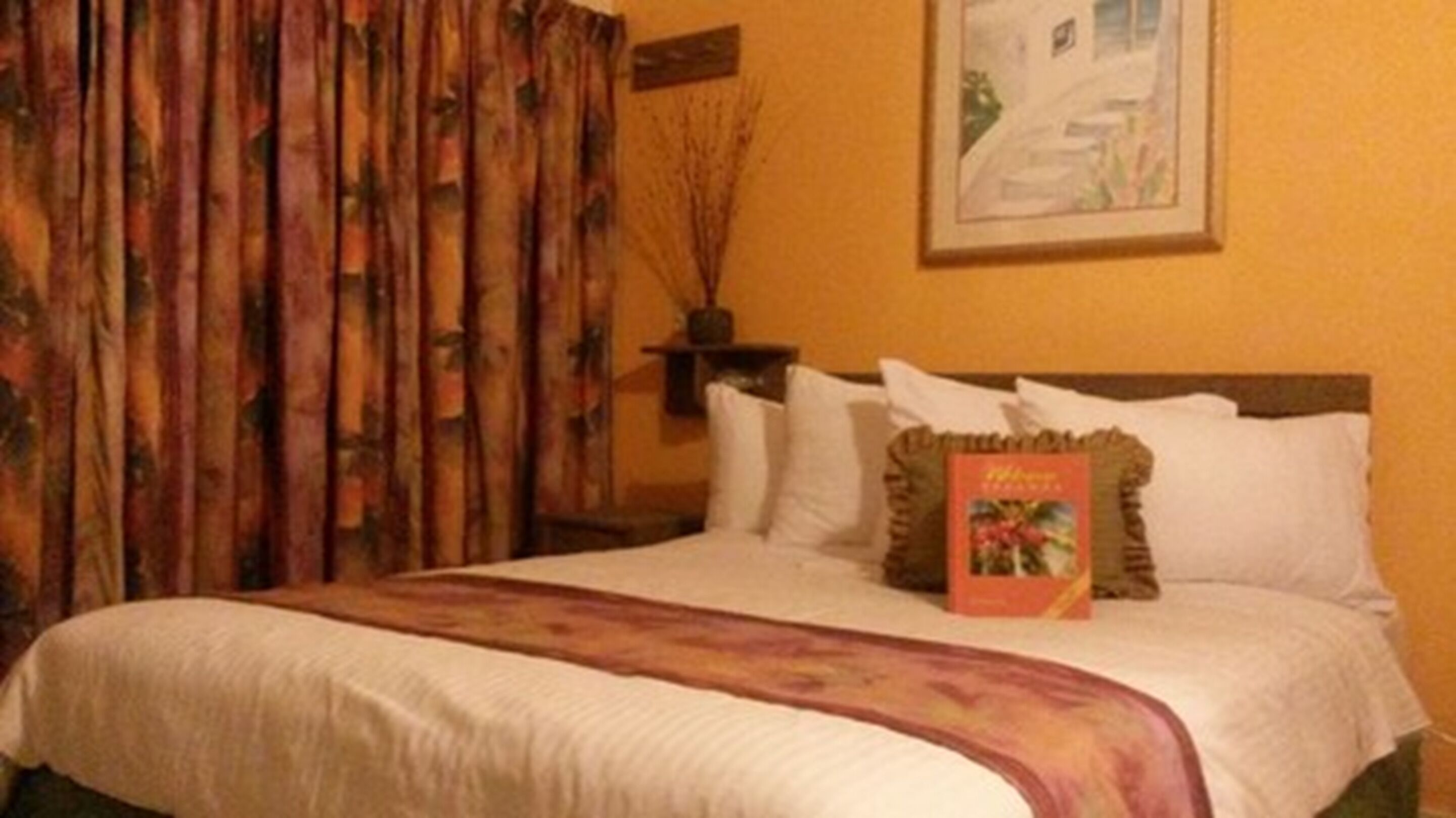 premium bedding, desk, free wifi, bed sheets