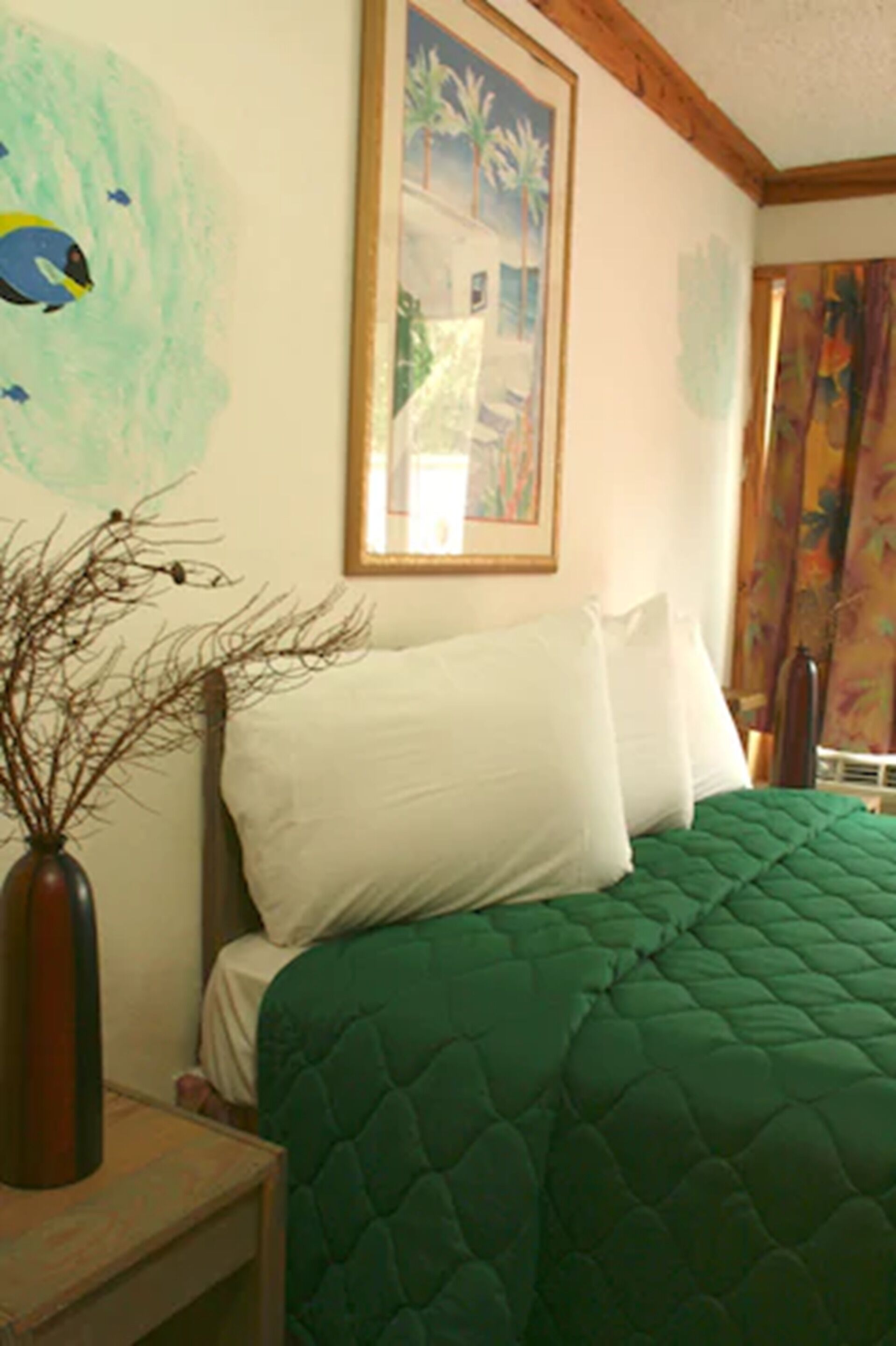 premium bedding, desk, free wifi, bed sheets