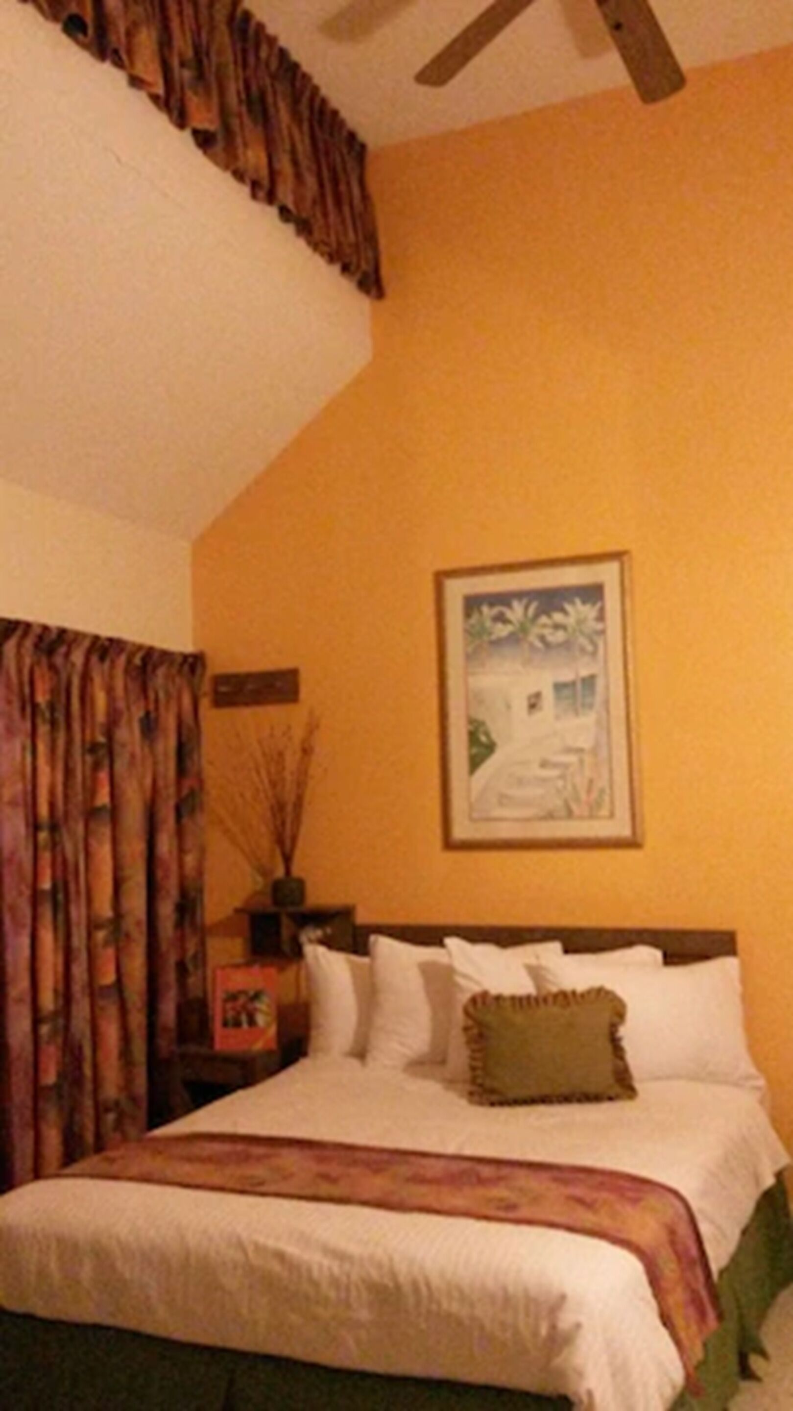 premium bedding, desk, free wifi, bed sheets