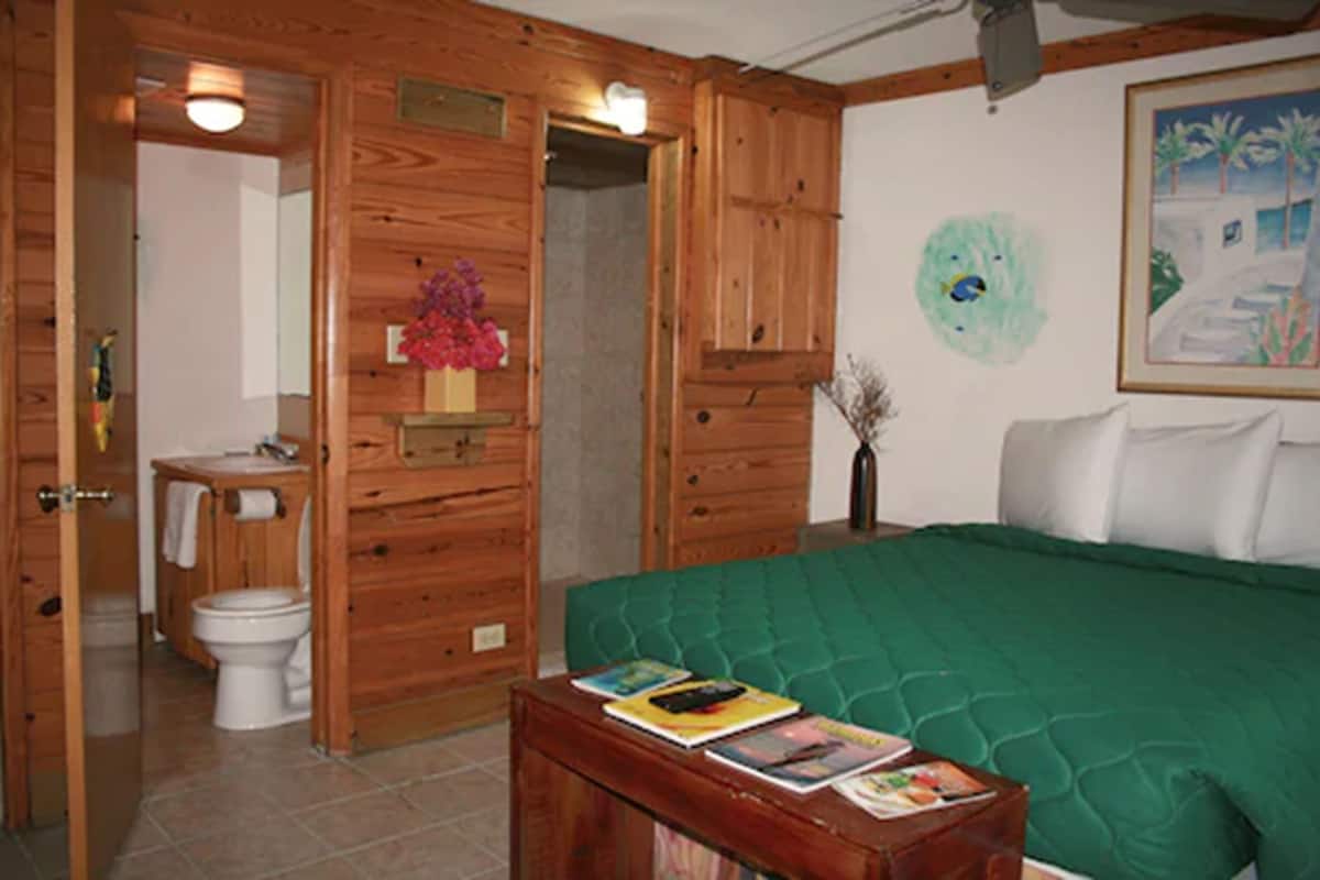 premium bedding, desk, free wifi, bed sheets