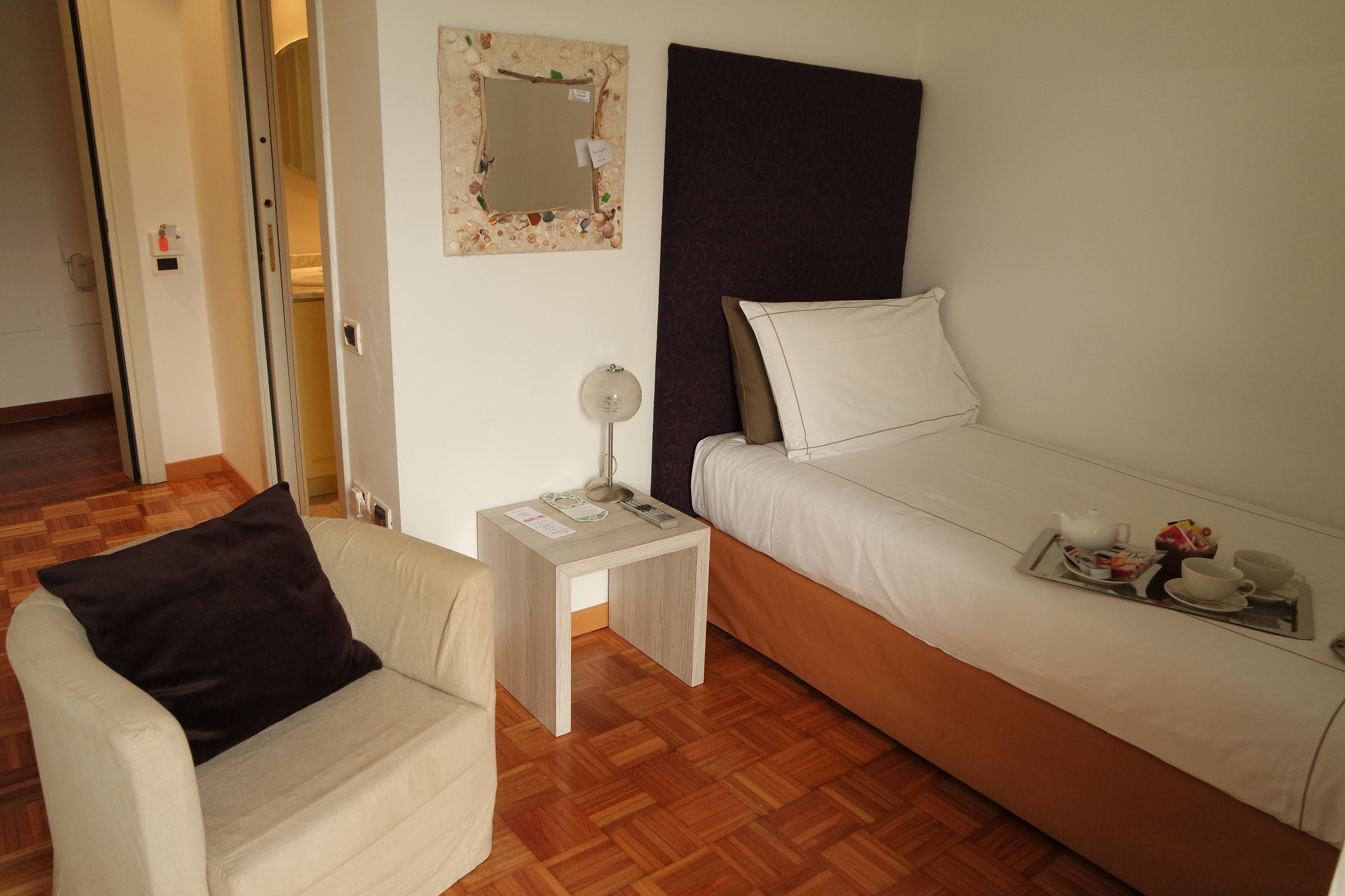 single room | minibar, in-room safe, desk, soundproofing