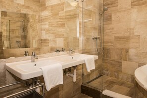Apartament superior | Bany | Articles de tocador gratuïts, assecador de cabells i tovalloles 