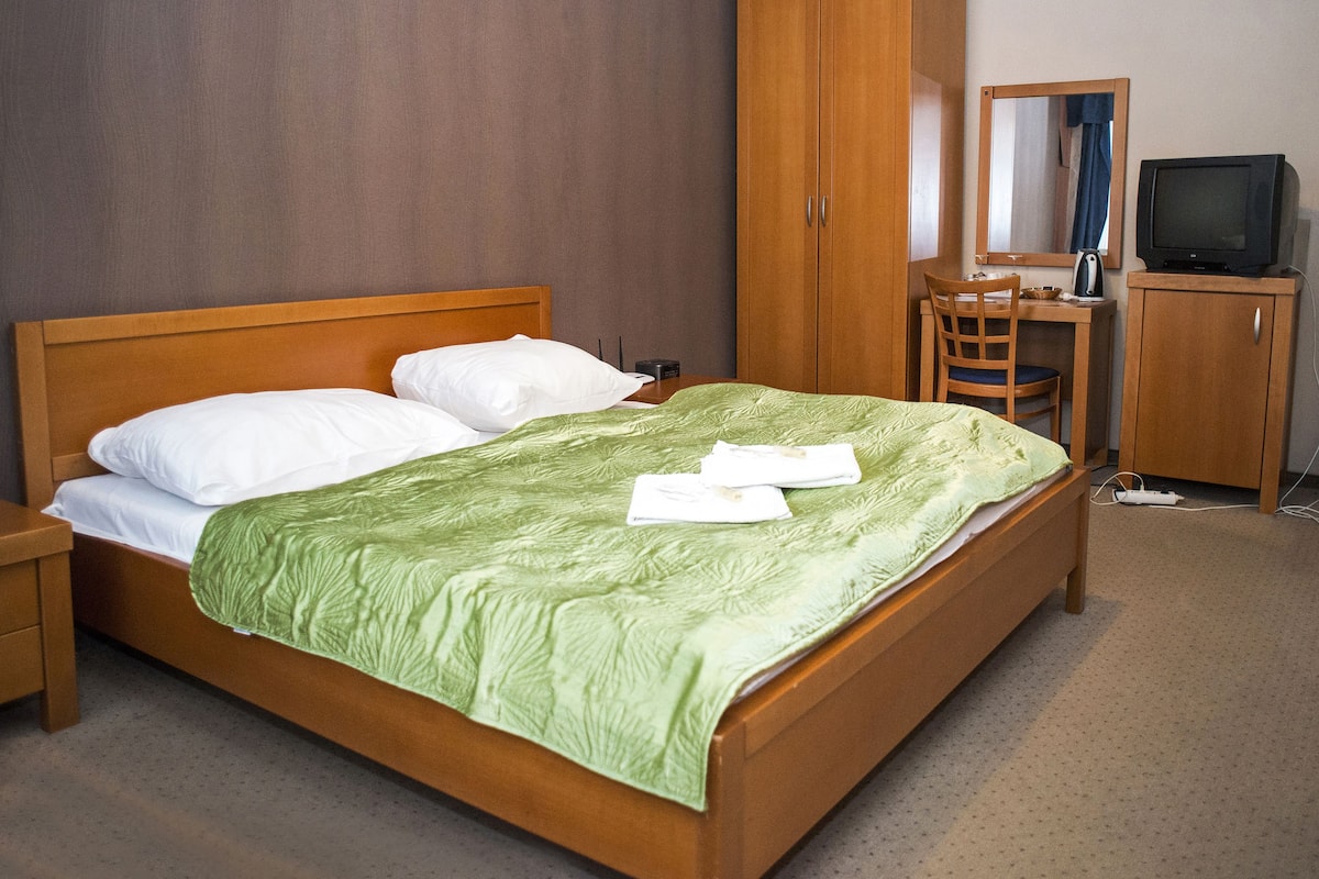 Standaard tweepersoonskamer | Een bureau, extra bedden, gratis wifi, beddengoed