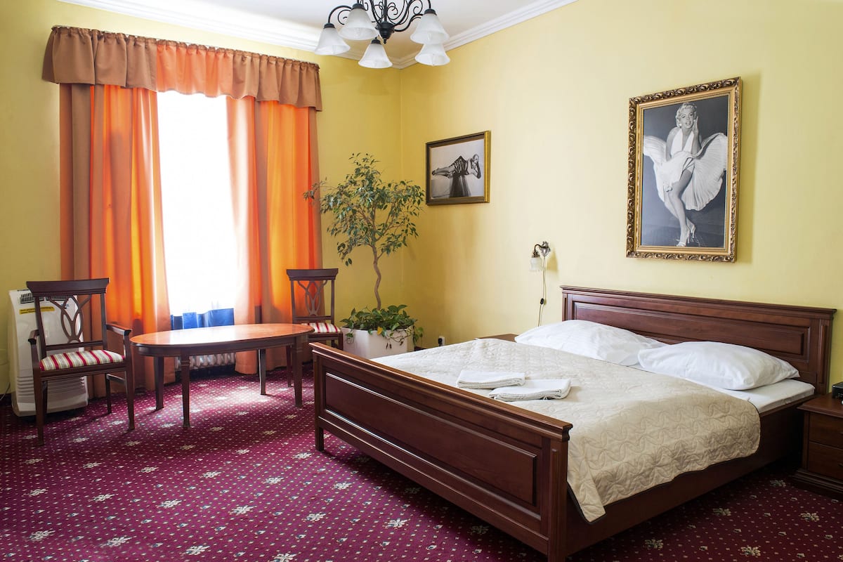 Deluxe tweepersoonskamer | Een bureau, extra bedden, gratis wifi, beddengoed