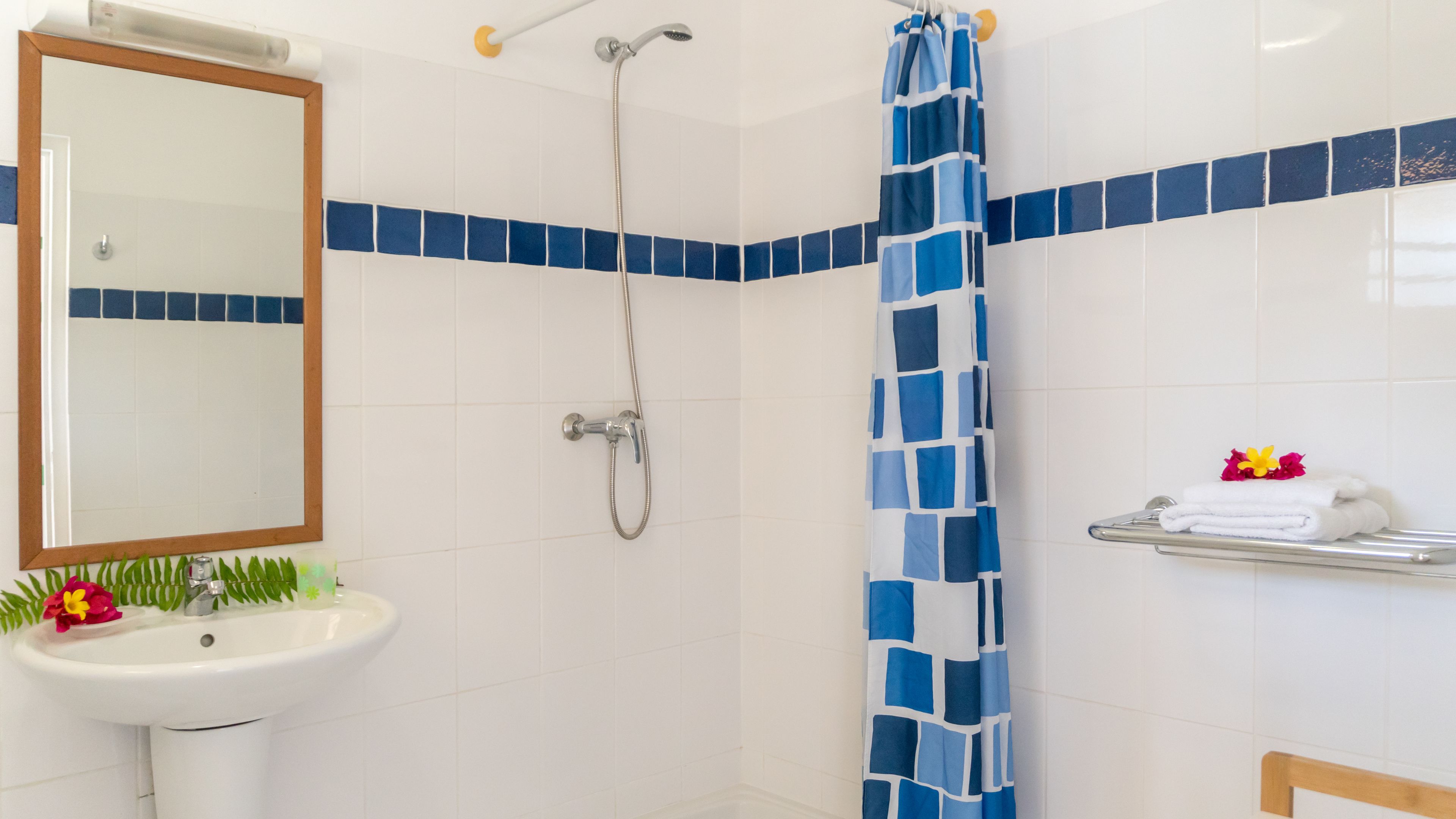 studio supérieur | bathroom | shower, towels