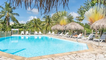 Piscina all'aperto, ombrelloni da piscina, lettini