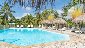 Outdoor pool, pool umbrellas, sun loungers - Residence Les Cayalines (Sainte-Luce)