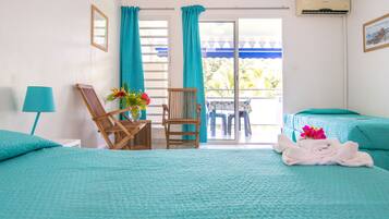 Studio Supérieur | Una cassaforte in camera, una scrivania, tende oscuranti