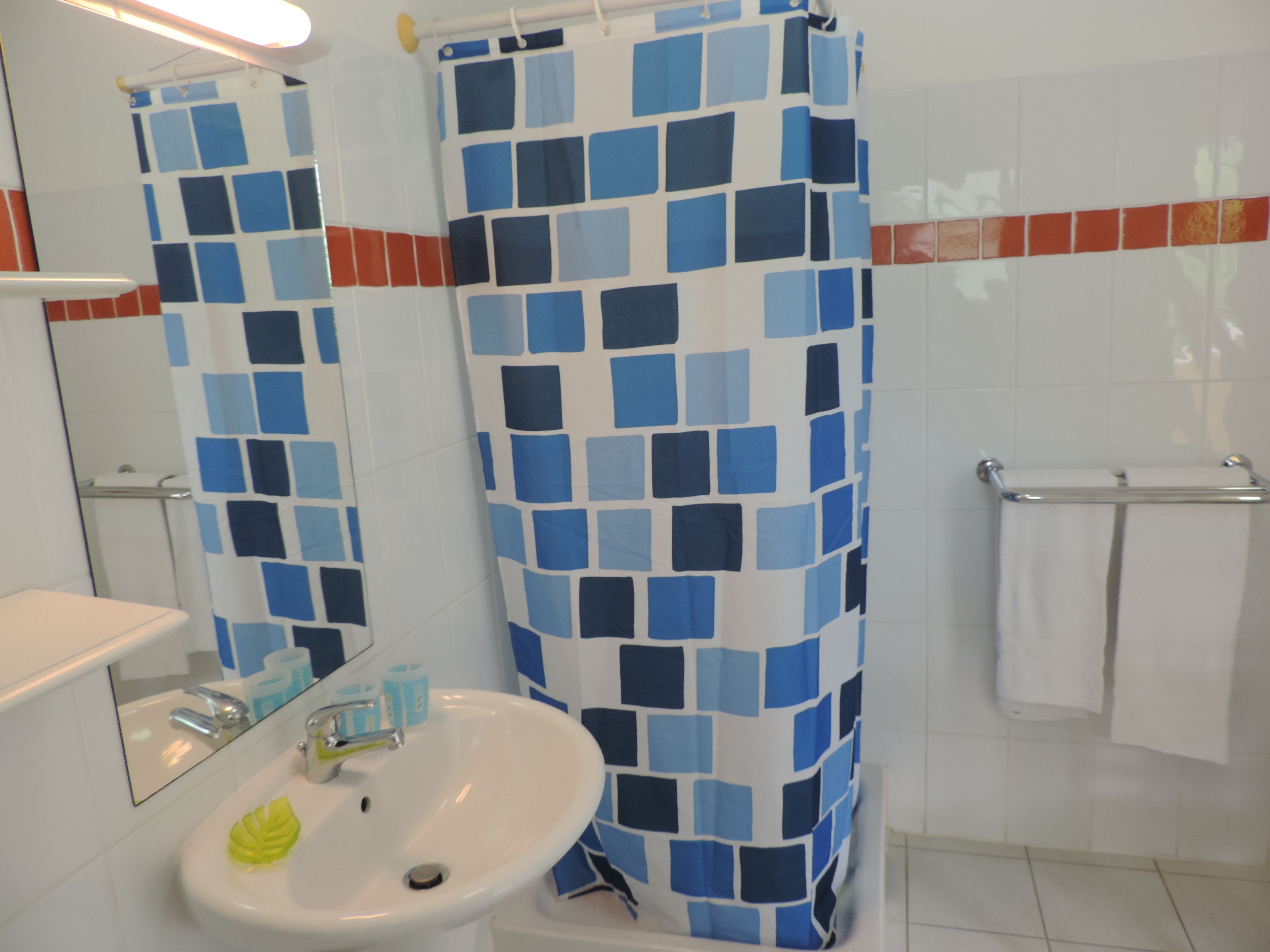 studio supérieur | bathroom | shower, towels