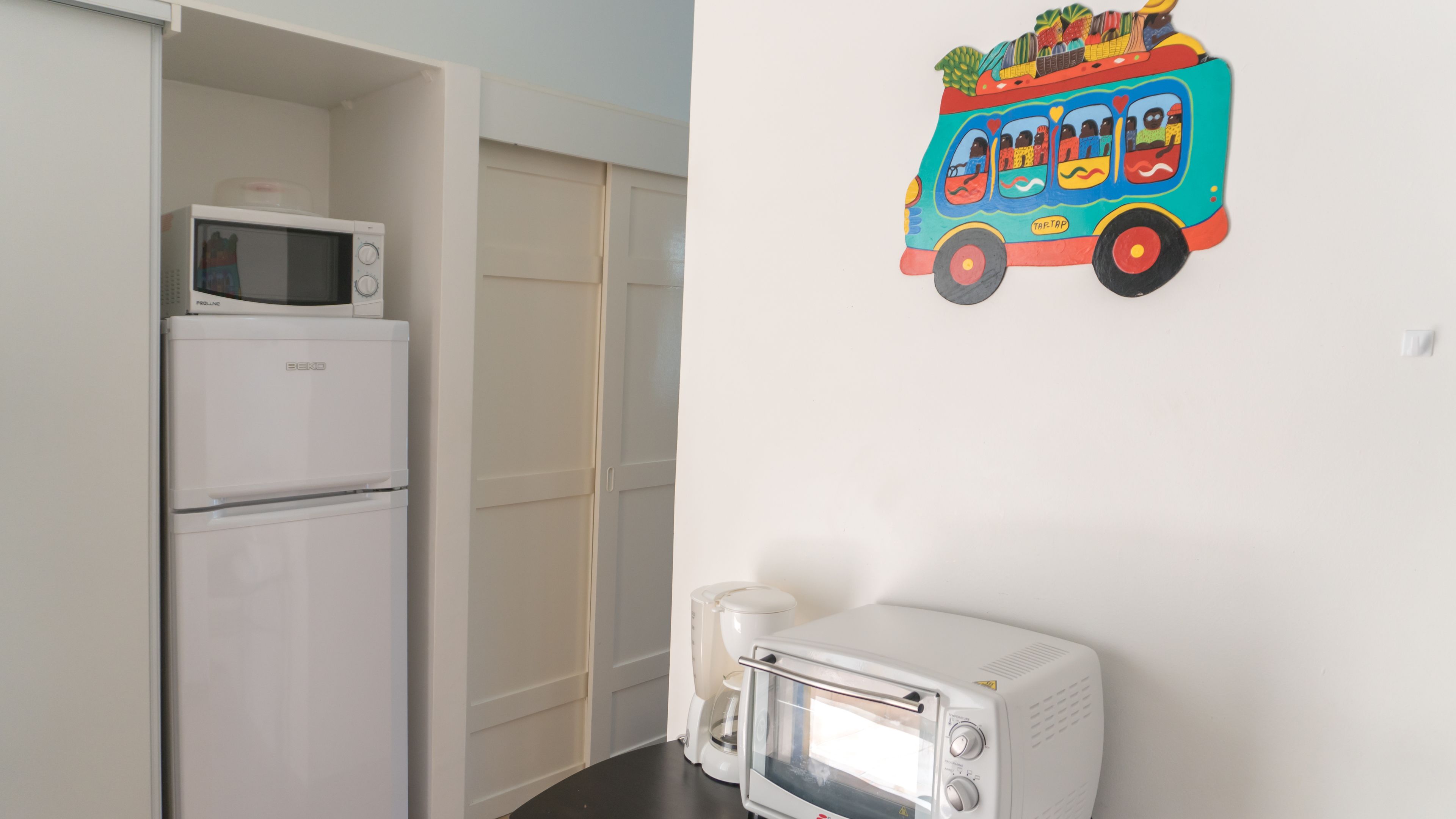 studio standard | private kitchenette | full-sized fridge, microwave, oven, stovetop