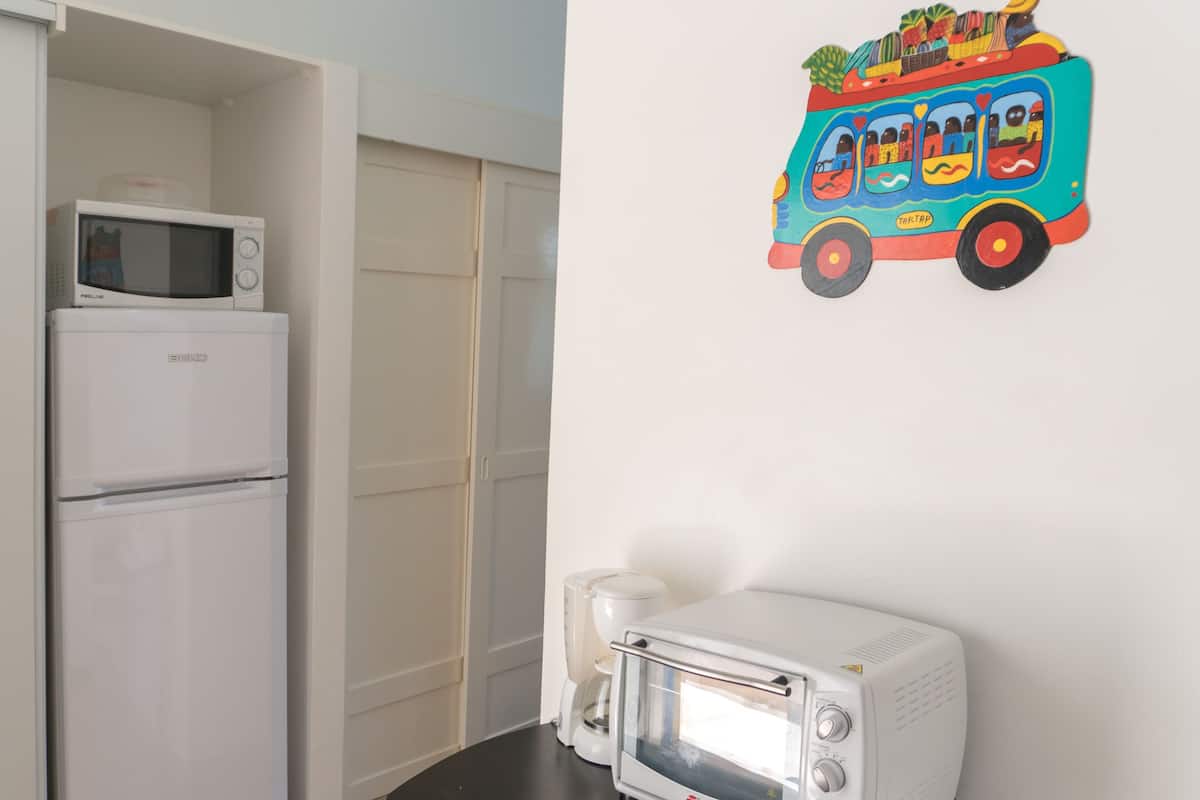 studio standard | private kitchenette | full-sized fridge, microwave, oven, stovetop