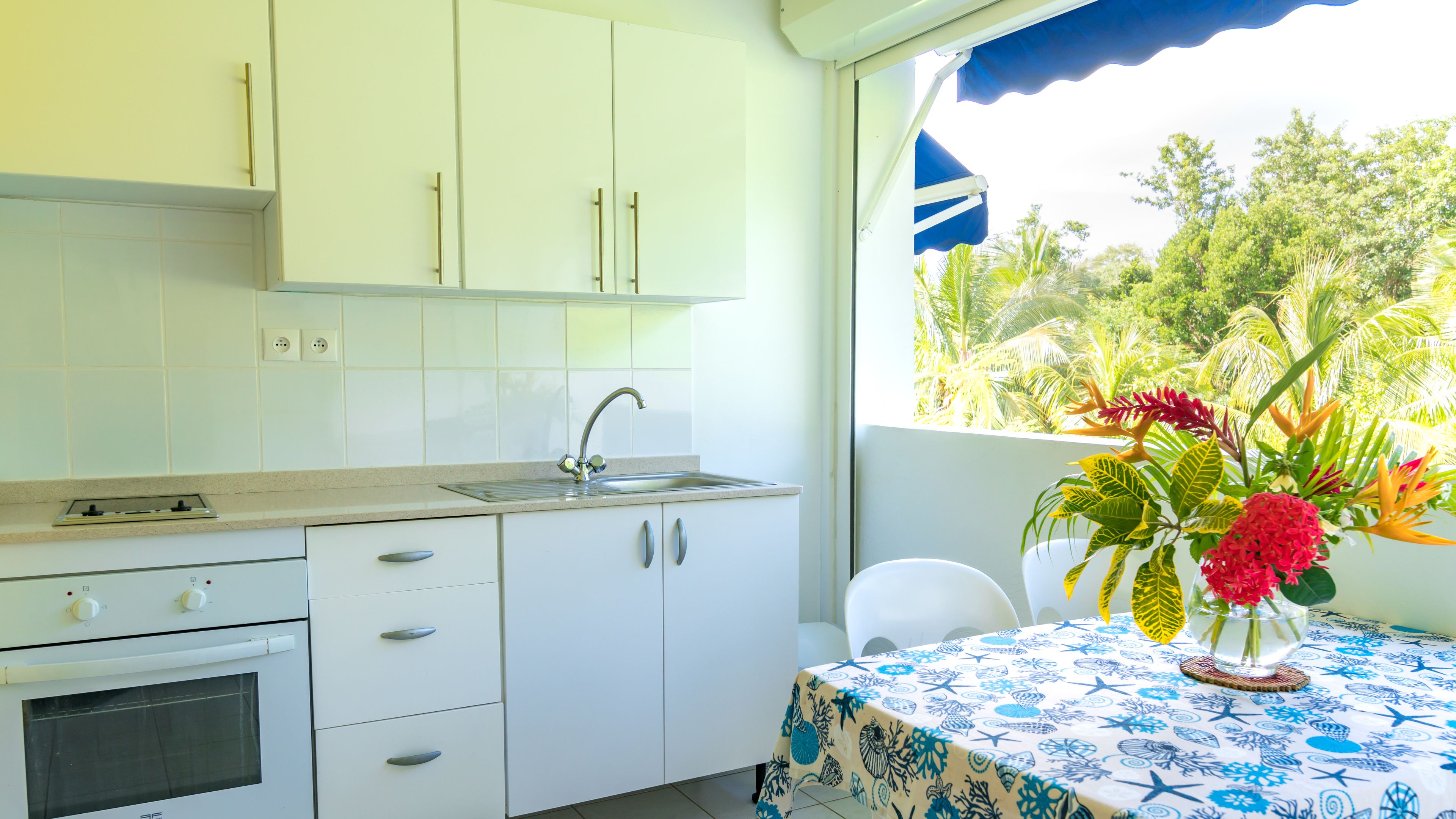 studio supérieur | private kitchenette | full-sized fridge, microwave, oven, stovetop