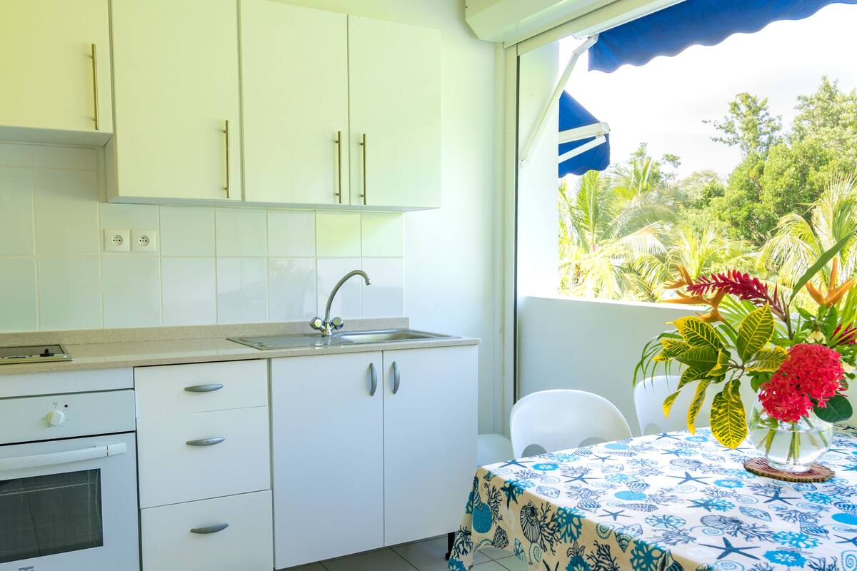 studio supérieur | private kitchenette | full-sized fridge, microwave, oven, stovetop
