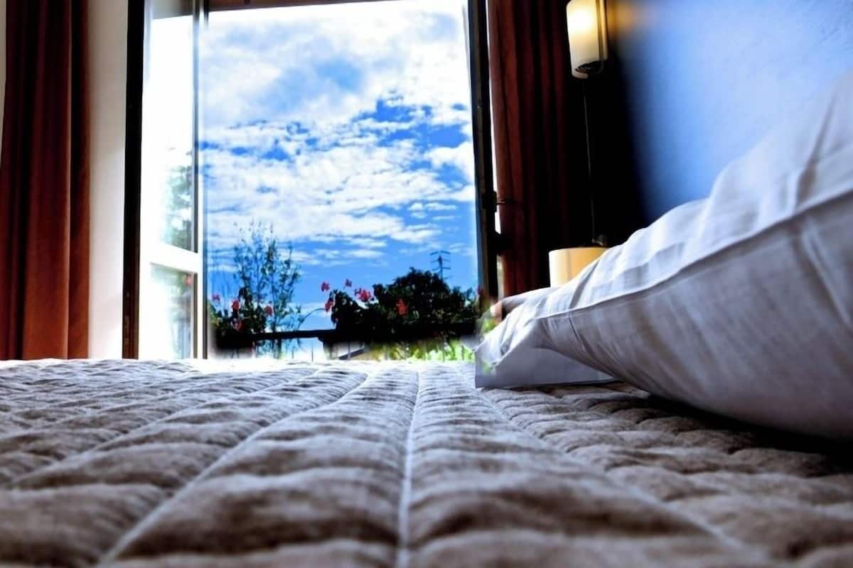 1 bedroom, premium bedding, memory-foam beds, desk