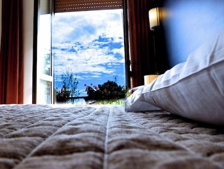 Ropa de cama de alta calidad, colchones con efecto memoria y minibar . Hotel Colucci