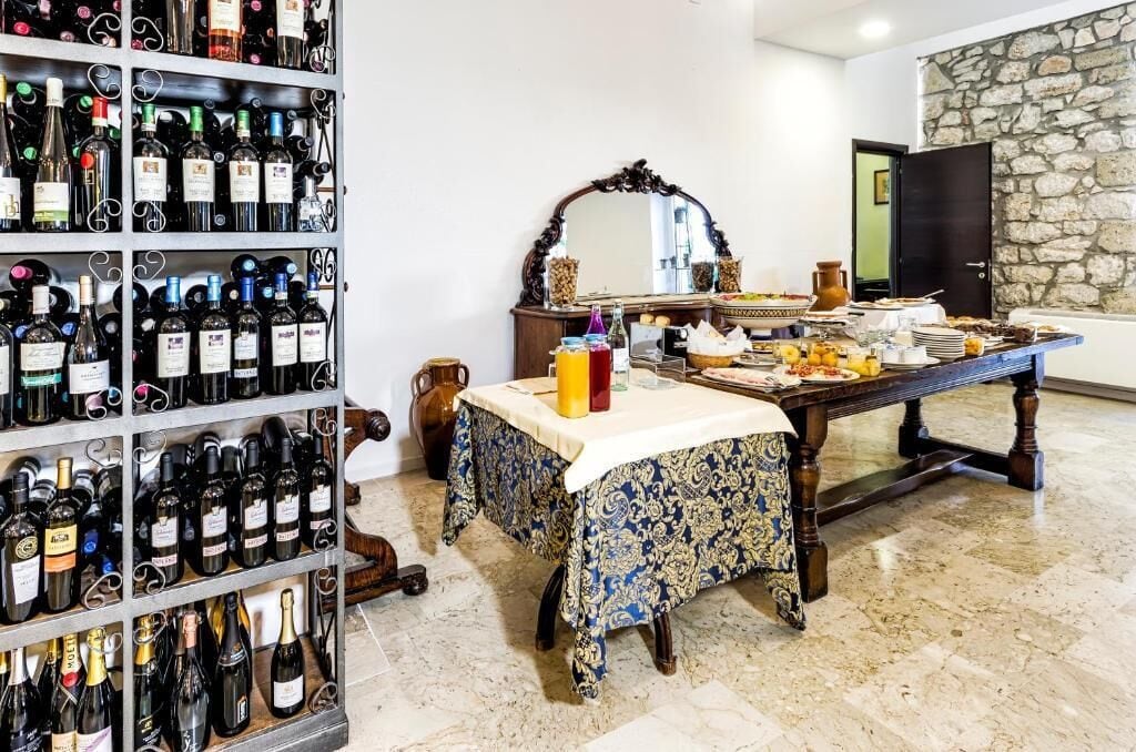 breakfast and dinner served, italian cuisine