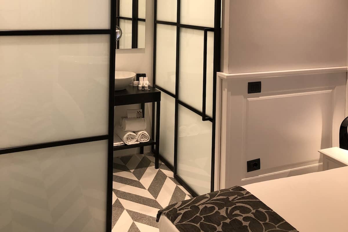 Kamar Double Klasik | Kamar mandi | Shower, pancuran hujan, dan perlengkapan mandi desainer