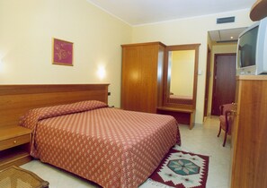 Minibar, coffres-forts dans les chambres, bureau