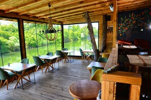 Serveert ontbijt, lunch en diner
