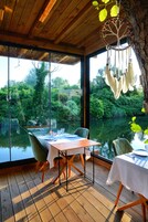 供应早餐、午餐和晚餐