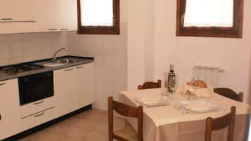 Fridge, oven, stovetop, coffee/tea maker