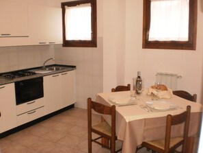 Frigorifero, forno, piano cottura, macchina per tè/caffè