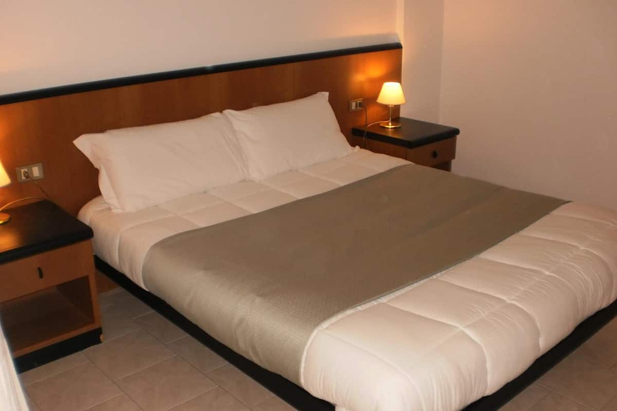 1 bedroom, egyptian cotton sheets, down duvets, desk