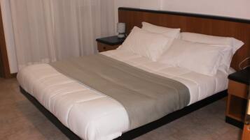 1 bedroom, Egyptian cotton sheets, down duvets, desk
