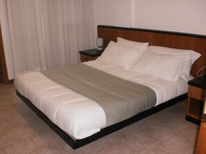 1 bedroom, Egyptian cotton sheets, down comforters, desk - RTA Le Corti (Grosseto)