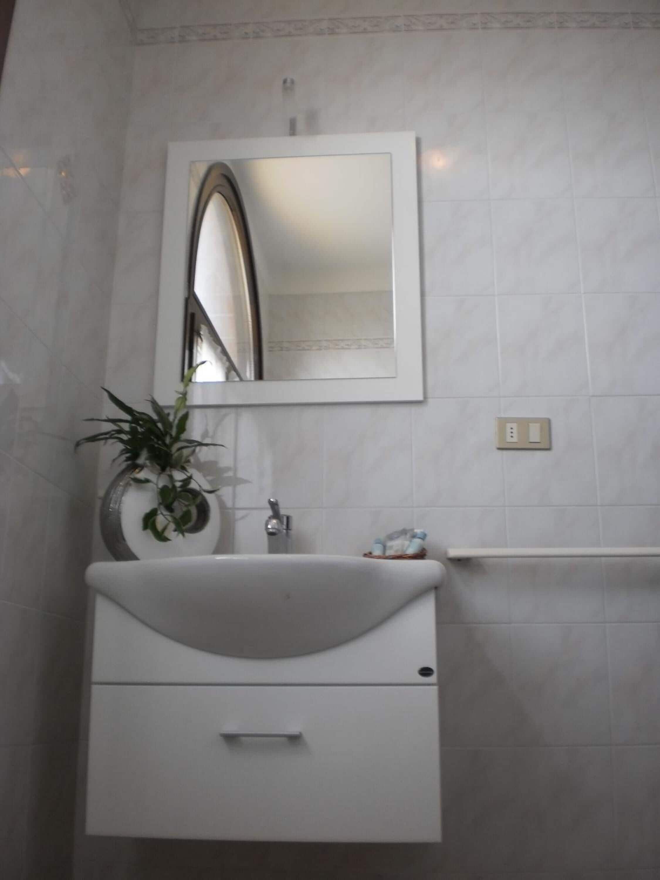 shower, free toiletries, hair dryer, bidet