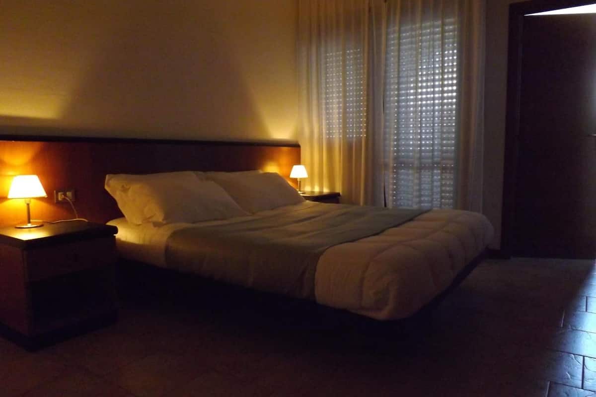 1 bedroom, egyptian cotton sheets, down duvets, desk