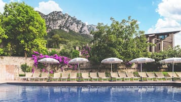 Seasonal outdoor pool, pool loungers