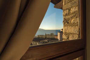 Departamento, 2 habitaciones, balcón, vista al lago | Caja de seguridad en la habitación, wifi gratis y ropa de cama 