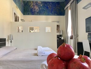 Egyptian cotton sheets, premium bedding, down duvets, pillow-top beds - Apollo Suites (Lecce)
