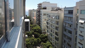 Un edificio de gran altura con varios pisos, ventanas amplias y balcones.