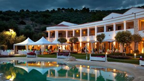 A hotel with a pool, outdoor seating, and a landscaped garden. - Hotel Residence Il Porto (Mattinata)