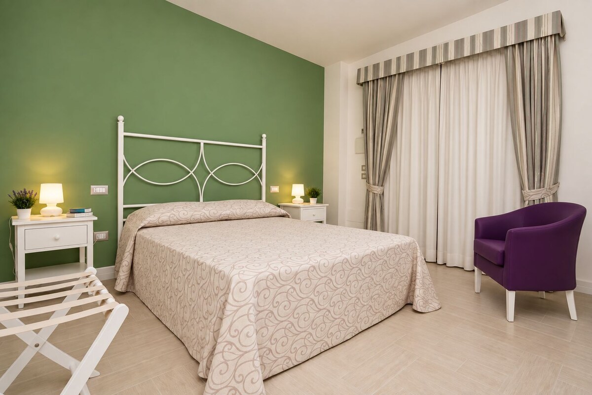 In-room safe, desk, bed sheets