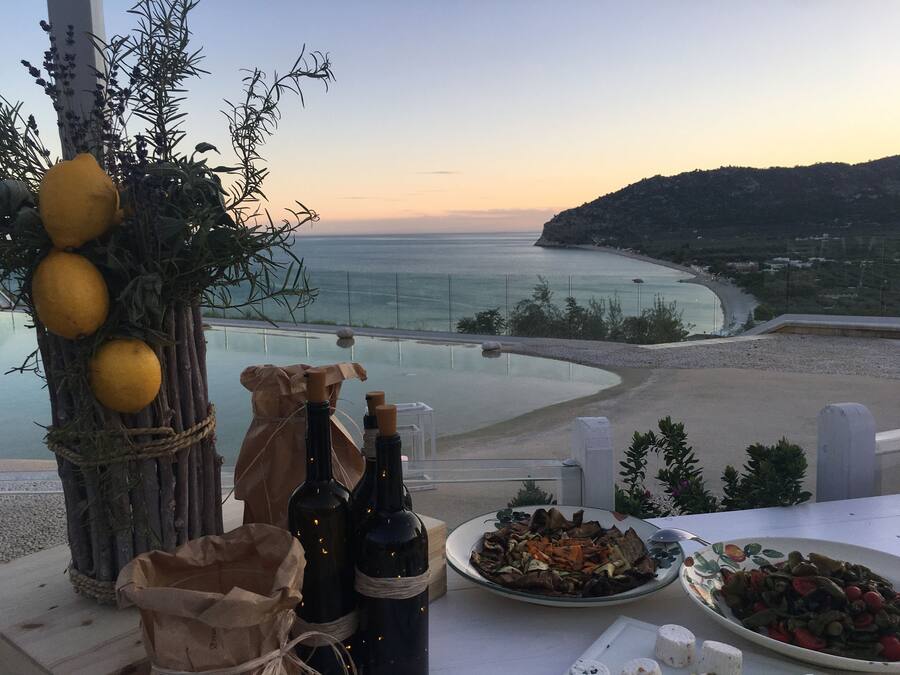 Breakfast, lunch, dinner served; seafood, pool views