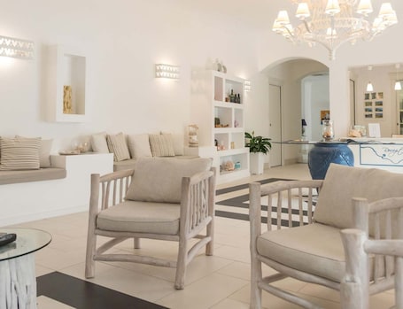 Sala de estar en el lobby. Hotel Residence Il Porto