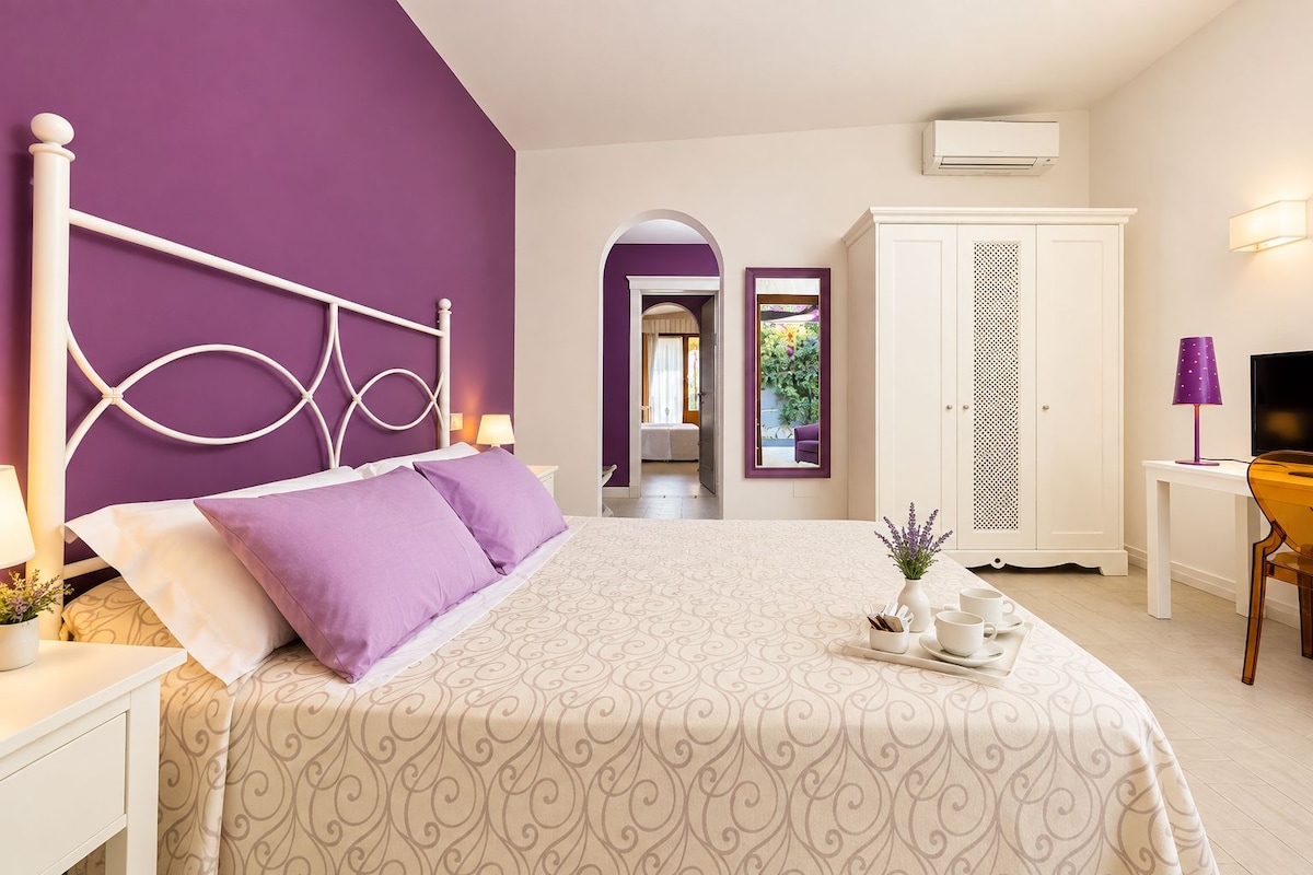 Family Room | In-room safe, desk, bed sheets