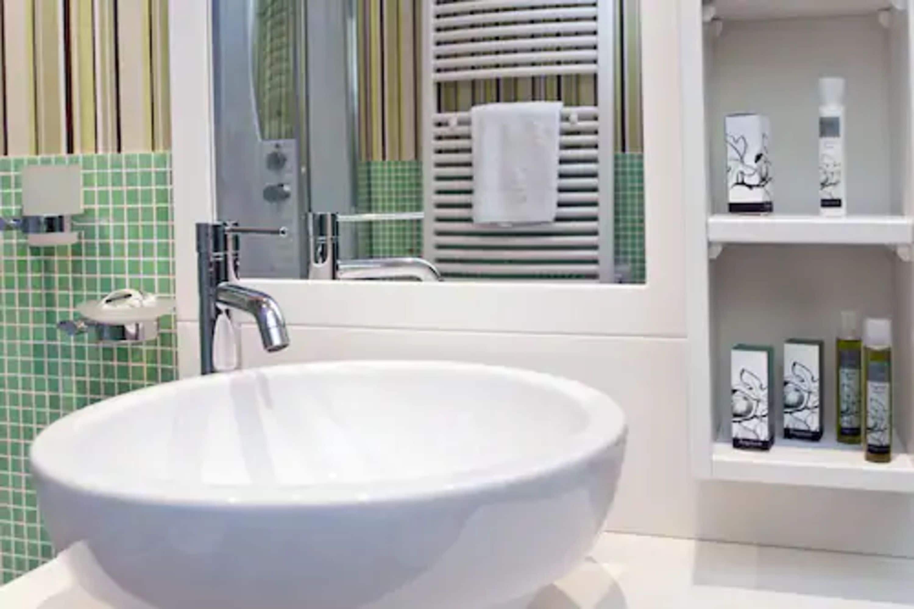 economy double room | bathroom | shower, rainfall showerhead, free toiletries, hair dryer