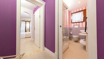 Chambre Familiale | Salle de bain | Douche, douche à « effet pluie », articles de toilette gratuits