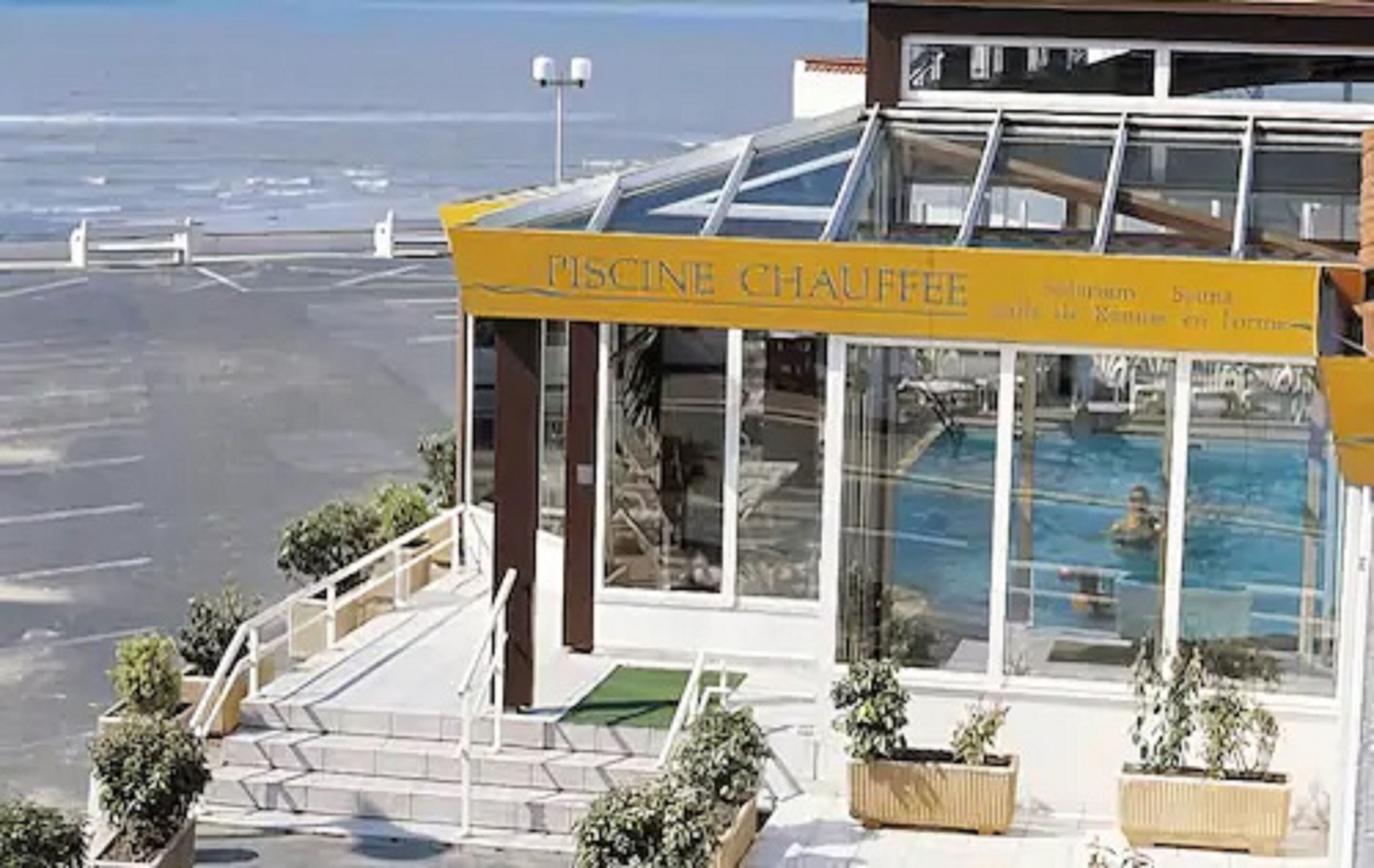 Piscine couverte, parasols de plage, chaises longues