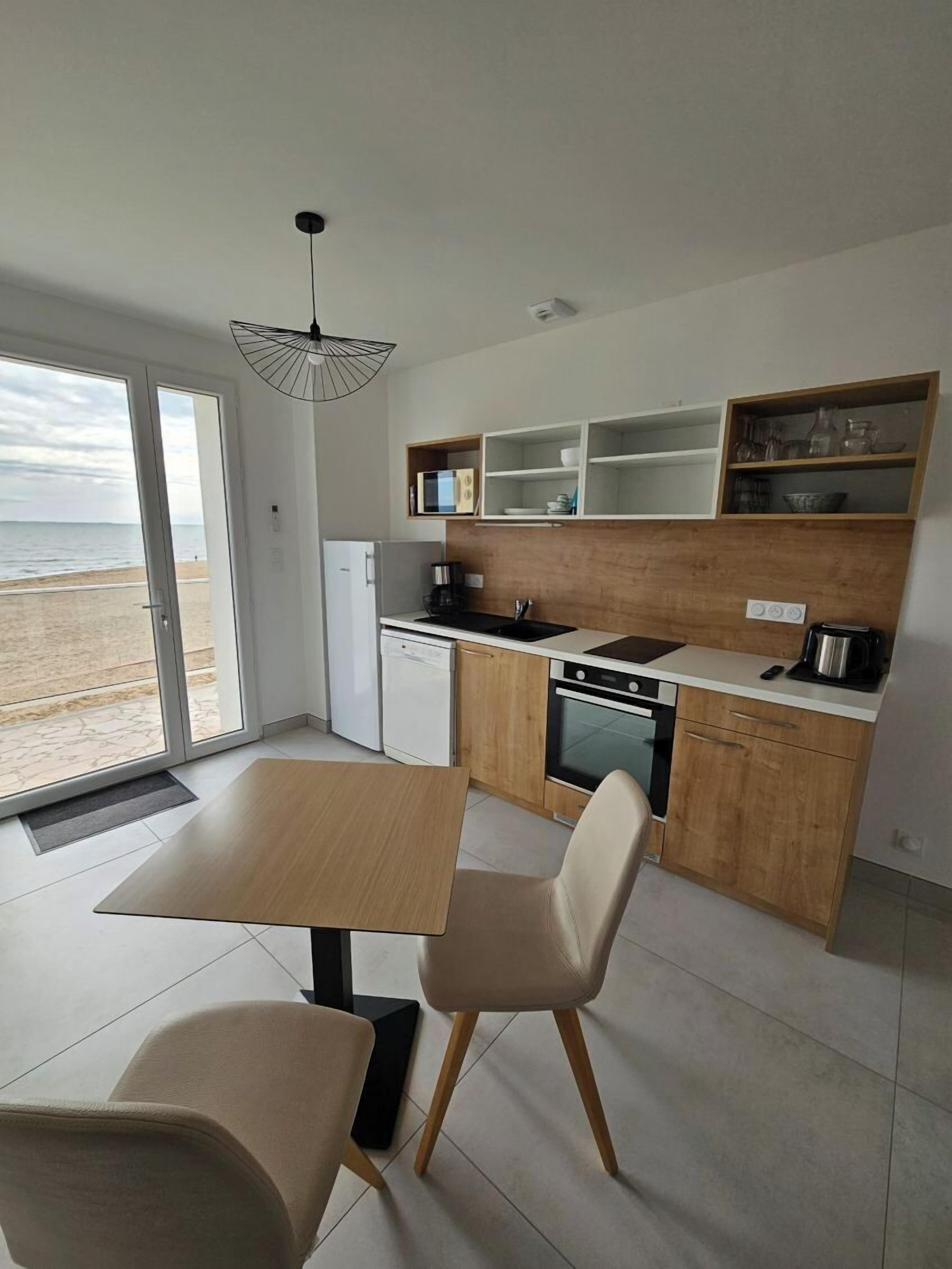 panoramic studio | living area | flat-screen tv