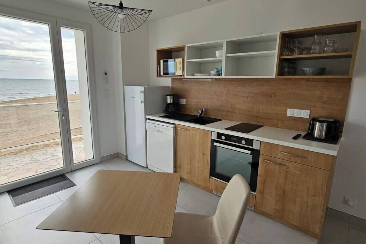 panoramic studio | living area | flat-screen tv