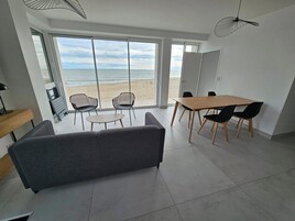 Penthouse Panoramique | Salle de séjour | Télévision à écran plat