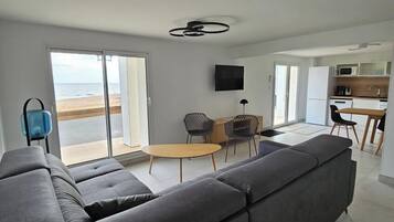 Panoramic Penthouse | Living room | Flat-screen TV