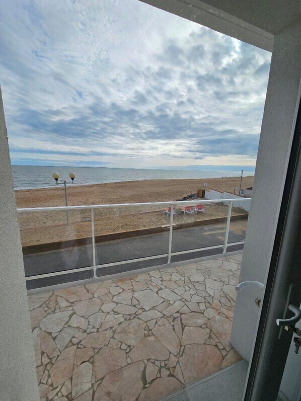 Un balcón con vistas a la playa y al mar.