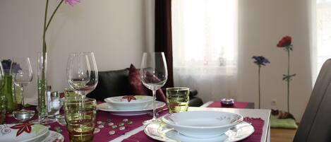 Comfort appartement, 1 slaapkamer, balkon, aan de binnenplaats | Dineren in de kamer